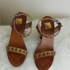 We who see Sandals